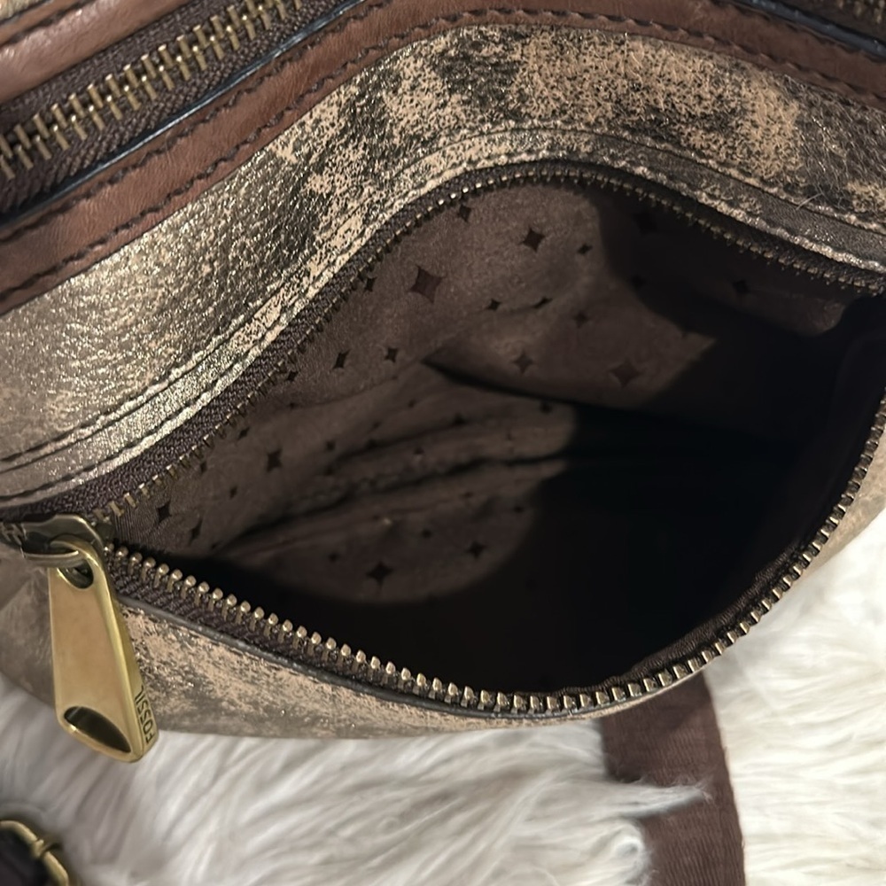 Fossil Explorer Metallic Leather Crossbody Bag - Picture 12 of 13